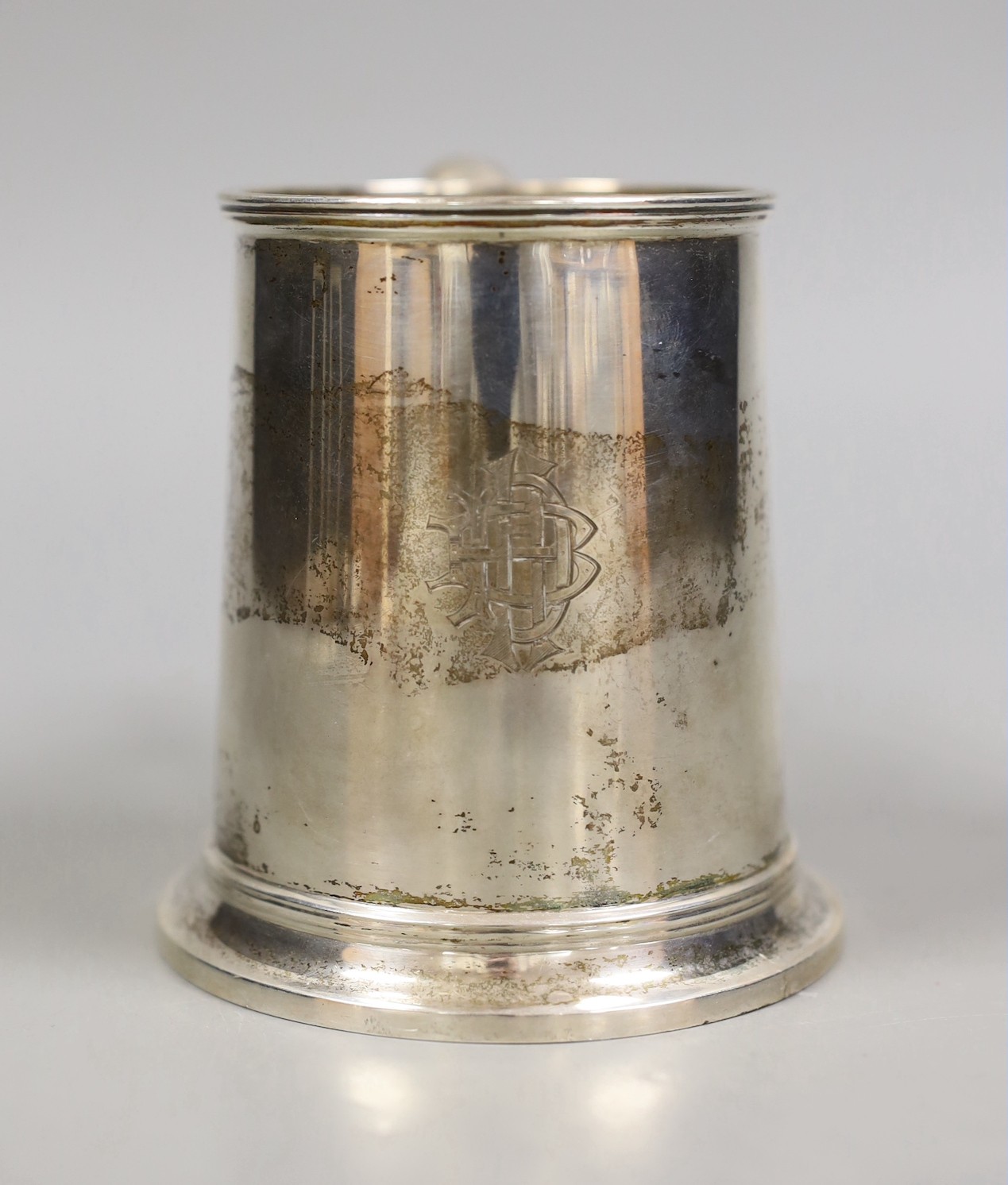 A George V silver mug, William Hutton & Sons, Birmingham, 1928, height 10cm, 8.5oz.